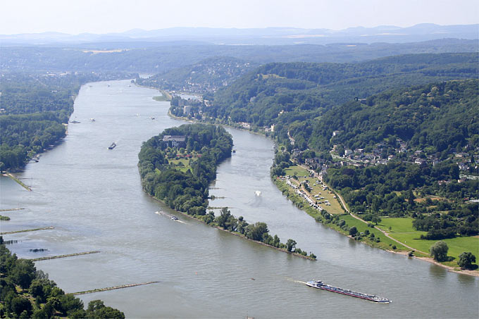 Blick vom Drachenfels auf die Stromspaltung des Rheins mit der Insel Nonnenwerth – Foto: Helge May