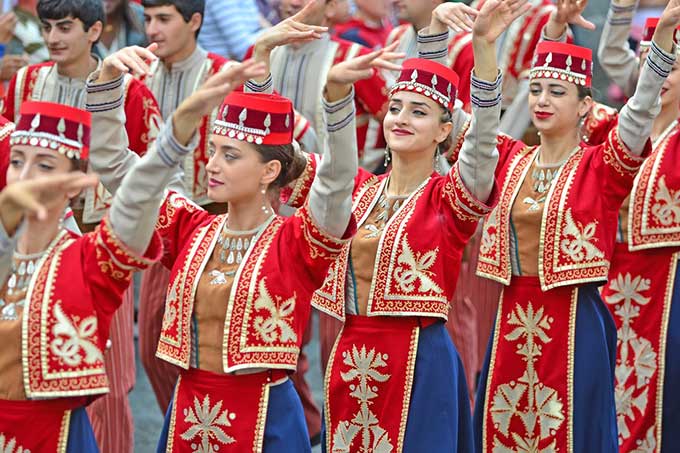 Armenian folk group in traditional costumes - photo: Mountainpix/ shutterstock.com