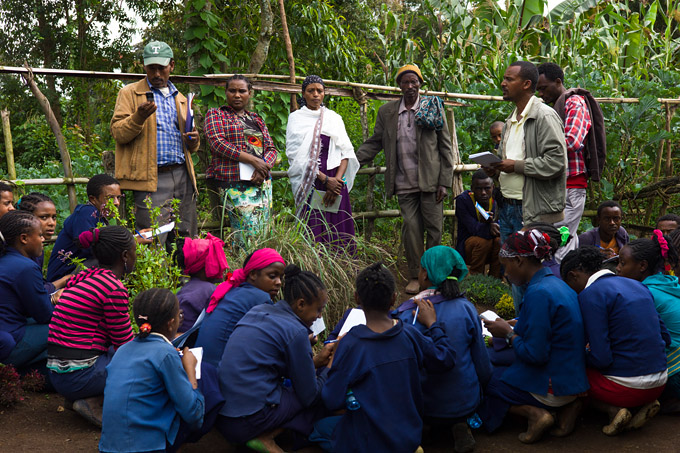 The traditional leader in Gida sharing his knowledge on forests, wetlands and medicinal plants - Foto: Angelika Berndt