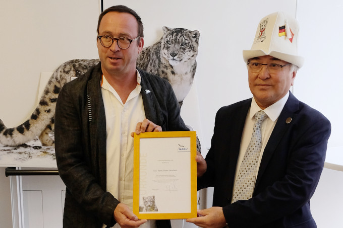 In 2020, former Kyrgyz Ambassador Erines Otorbaev receives the Snow Leopard Award for his extraordinary contribution to the endangered big cat - photo: NABU/Marco Philippi