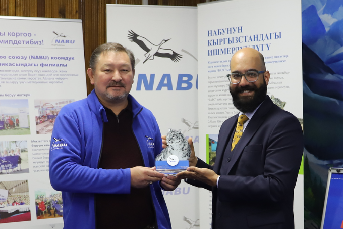 Behzad Larry, Director of High Aasia Habitat Fund (HAHF), receives the Snow Leopard Award from Tolkunbek Asykulov, Director of NABU Kyrgyzstan. - photo: NABU Kirgistan/ HAHF
