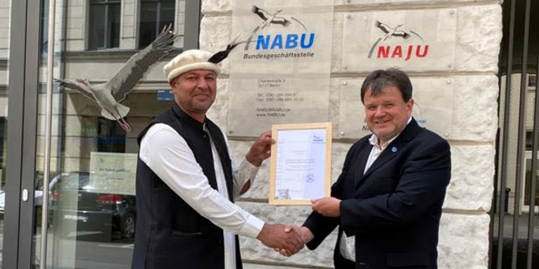 Ghulam Mohammad, BWCDO representative, is awarded with the NABU Snow Leopard Award by Thomas Tennhardt, NABU Director International. - Foto: NABU/ BWCDO