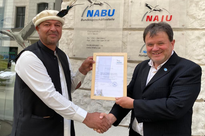 Ghulam Mohammad, BWCDO represenstative, is awarded with the NABU Snow Leopard Award by Thomas Tennhardt, NABU Director International. - Foto: NABU/ BWCDO
