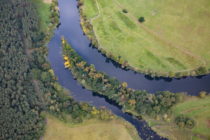 Aerial view of the Havel: The adjacent land frequently belongs to private landowners. Can they receive reductions of their tax burden in exchange for voluntary usage restrictions? - photo: NABU / Klemens Karkow