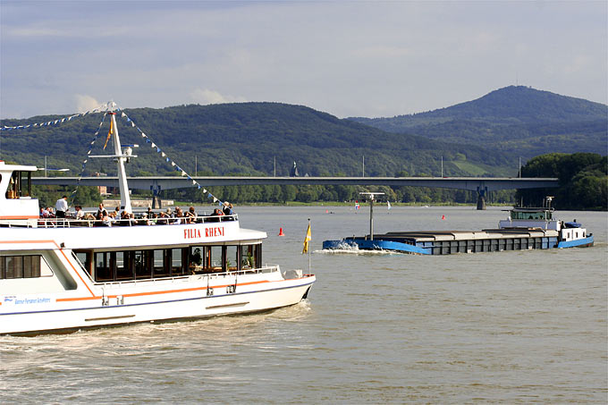 Fahrgastschiff und Frachtschiff auf dem Rhein, im Hintergrund das Siebengebirge. - Foto: Helge May